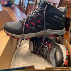 Columbia Wayfinder Mid Outdry Boots. Waterproof